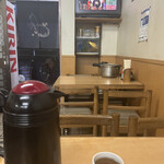 田舎家 - よく見たらちっちゃい水槽に金魚がｗこっちを向いて着席