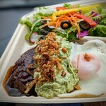 GRATEFUL'S - タップリのサラダ！
                      デミソースは一般受けするお味、フンワリかつ肉感あるハンバーグに目玉焼きの焼き加減も◎。
                      嬉しかったのは、ご飯が雑穀米で、トロリソースによく合う事！ワカモレ、美味しー♡