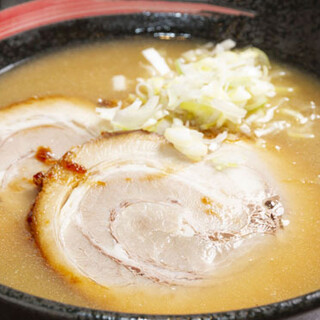 “Hojo Kotteri Ramen” is made with luxurious chicken bones and 10 kinds of vegetables.