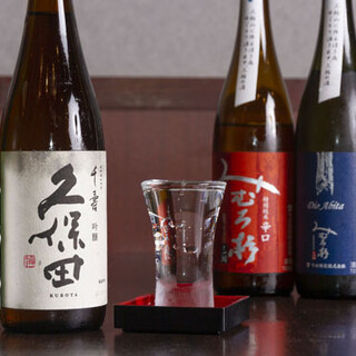 We offer sake and healthy craft cola from different breweries every month.