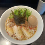 麺diner糸 - 特製ラーメン　1000円。クラウン型の海苔が可愛らしい。