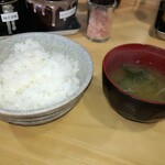 Yamanashi Iekei Ganso Sumiyaki Samurai Hambagu - ご飯とみそ汁