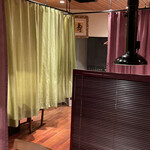 芭蕉苑 - テーブル席はカーテンで仕切られていて半個室タイプ