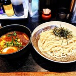 206766626 - つけ麺 こってり 大盛 900円
                                  
                                  濃厚魚介豚骨、所謂またおま系。
                                  魚粉多めなので、塩みが強く感じます。
                                  もう少し豚骨が多い方が好みですが、
                                  そうしてしまうと、インパクトに欠けますね！