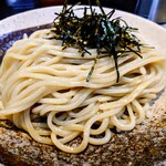 206766655 - つけ麺 こってり 大盛
                                  太く艷やかなルックス、モッチリ＆強いコシ期待するも
                                  食べ進めると!?腰が強いを遥かに通り越して硬い‼
                                  茹でが足りず、水分量が明らかに少ない状態を、
                                  水で〆た感じがします⤵