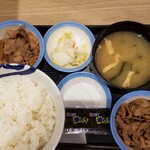 松屋 - 牛小鉢朝定食 牛皿&ごはん大盛 380円