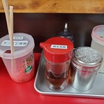長浜ラーメン 味のまんぷく - 紅しょうが、替え玉用タレ、胡椒、ゴマ