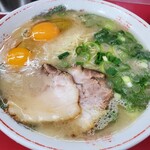 長浜ラーメン 味のまんぷく - なんと❗生卵が2個…生卵入りラーメン好きにとっては、たまらないと思う