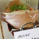 屋根に花壇のあるお店 - 