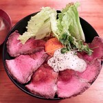 お肉と神戸野菜とワインとチーズ TOROROSSO - ローストビーフ（小盛）玉子スープ付き