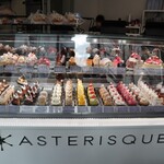 アステリスク - ケーキショーケース全景