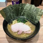 横浜ラーメン 響家 - ラーメン800円麺硬め。海苔増し100円。