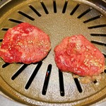 Sumibi Yakiniku Kouen - 上厚切りタン塩焼く