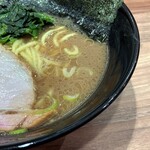 横浜ラーメン 響家 - ザラつきのあるスープは醤油感控えめ。