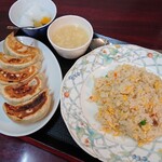 香港屋 - 炒飯+餃子