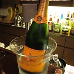 バー クラスター - ヴーヴのフルボトルを入れてシャンパンカクテルを色々作って貰うのがマイブームです