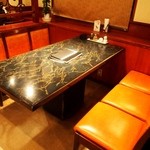 昭和の香りがするテーブル席