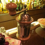 バー クラスター - え？珈琲も出せるの？カリタの手挽き珈琲ミルやん！