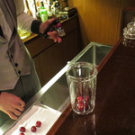 バー クラスター - チェリーの種抜き。彼はあらゆる小道具を持ってて面白い