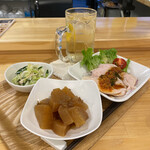 泡 - ワンプレート(旨辛ヨダレ鶏、シーチキン大根、コールスローサラダ)