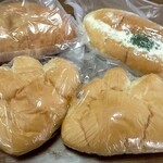 村島パン店 - クリームパンとカレーパンは130円（税別）ポテサラパンは150円かな？