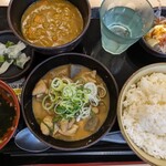 ゆで太郎 - もつ煮定食730円 ＋ カレールー0円
            吸物はインスタント的な味わい
            米の状態は中の中。許容範囲内てす
            漬けもんと冷や奴も付いてた