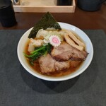手打ち 蓮 - 醤油海老ワンタン麺 （1,130円）＋大盛り（200円）