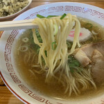 Meibutsu Ganso Nagahama Ramen Nagahama Yatai - 麺はツルモチ食感の中細ストレート系