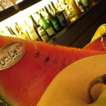 バー クラスター - 西瓜の季節が来ました！カウンターに熊本の小玉「ひとりじめ」と林檎「金星」