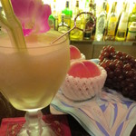 バー クラスター - 桃とラムのカクテル