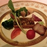 ワキヤ 一笑美茶樓 - 油角鮫煮こごり、叉焼の蜂蜜漬けなどがのった彩り豊かな前菜盛り合わせ