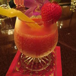 バー クラスター - 苺のカクテル、ワインの風味。フレッシュフルーツものは一杯1200円