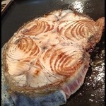 もんじゃらけ - テール。尾っぽの輪切りです。真ん中の骨髄、皮は珍味度満点！！このあとガーリックチップかけて豪快に食べます！