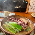 魚虎千両 - お姉ちゃん撮ったホタルイカ松前陶板焼き980円は画質がパない笑