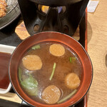 牛カツ京都勝牛 - みそ汁も具が麩で、赤だしっぽい感じです。