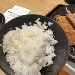牛カツ京都勝牛 - 牛カツ店は麦飯の提供が多いのですが、ここのお店は白いご飯なので、嬉しかったです。