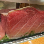 亀喜寿司 - 熟成した感じの鮪のトロの塊です