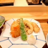 白虹 - ⚫天ぷら
                    イカ、牛蒡、人参、シシトウ、レンコン、新玉ねぎ