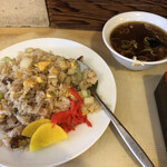 常盤食堂 - ヤキメシの具材は、長ネギ、チャーシュー、卵。セットでも中華スープ付き。