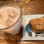 タイニーカフェ - アイスチャイ　バナナケーキ