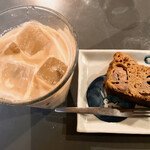 タイニーカフェ - アイスチャイ　バナナケーキ