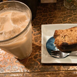 タイニーカフェ - アイスチャイ　バナナケーキ