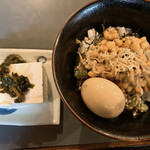 タイニーカフェ - 納豆ご飯煮卵付き・冷奴