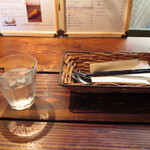 アンリロ - お水とフォーク、ナイフ、お箸にお絞り。