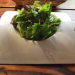 アンリロ - サラダは湾曲したお皿にどどーんと。