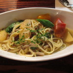 アンリロ - 涙目のような、船形のお皿にパスタが入ってました。