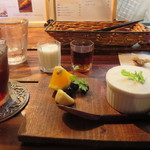 アンリロ - スイーツプレート。オレンジとベリー添え