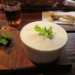 アンリロ - スイーツのアップ。スポンジとフルーツが入って、クリームチーズのレアチーズケーキ。