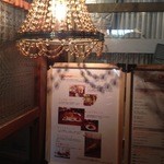 アンリロ - メニューは席に立てかけてありました。シャンデリアが雰囲気を演出。