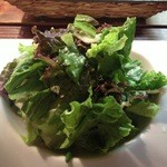 アンリロ - ボリュームたっぷりサラダ。葉野菜の下にもしっかりと野菜がいます。
